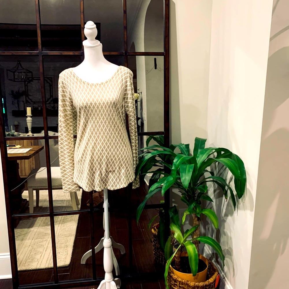 Soft scoop neck geometric print sweater.